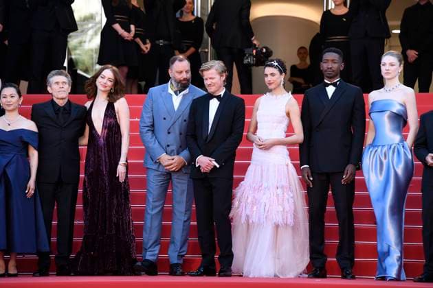 Joe Alwyn, Hong Chau, Willem Dafoe, Emma Stone, Yorgos Lanthimos,Jesse Plemons und Margaret Qualley bei der KINDS OF KINDNESS Premiere bei den 77 th Filnfestspielen in Cannes 17.05.2024