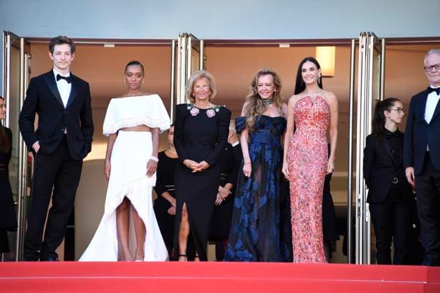 Mike Faist, Sophie Wilden, Iris Knobloch, Caroline Scheufele und Demi Moore bei der KINDS OF KINDNESS Premiere bei den 77 th Filnfestspielen in Cannes 17.05.2024