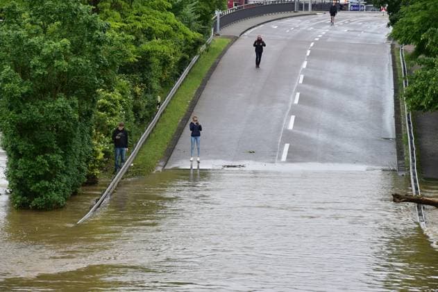 Bilder des Jahres 2024, News 05 Mai News Themen der Woche KW20 News Bilder des Tages Starkregen sorgt in Saarbrücken in der Saar für Hochwasser am Samstag (18.5.2024). Im Stadtgebiet sind die Saranlagen und die Stadtautobahn überflutet, das Hochwasser wird dabei zum Fotomotiv und zieht Schaulustige an, während in den betroffenen Straßen die Aufräumarbeiten beginnen. *** Heavy rain causes flooding in Saarbrücken in the Saar on Saturday 18 5 2024 The Saranlagen and the city highway are flooded in the city area, the flood becomes a photo motif and attracts onlookers, while the clean-up work begins in the affected streets bub
