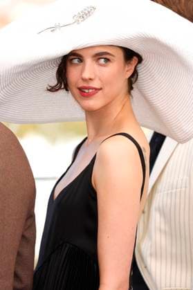 Margaret Qualley beim Photocall zum Kinofilm Kinds of Kindness auf dem Festival de Cannes 2024 77. Internationale Filmfestspiele von Cannes am Palais des Festivals. Cannes, 18.05.2024
