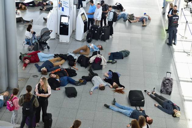 News Themen der Woche KW20 News Bilder des Tages 18.5.2024 Letzte Generation Protest in Stuttgart Aktivisten der Klimaschutzgruppe Letzte Generation demonstreiren im Stuttgarter Flughafen gegen Kurzstreckenfllüge und Privatflüge. Stuttgart Flughafen Baden Württemberg Deutschland *** 18 5 2024 Last Generation protest in Stuttgart Activists from the climate protection group Last Generation demonstrate at Stuttgart Airport against short-haul flights and private flights Stuttgart Airport Baden Württemberg Germany