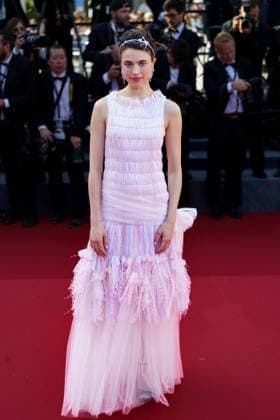 Cannes, France 17th May, 2024 Margaret Qualley attends Kinds of Kindness Screening red carpet at the 77th annual Cannes Film Festival at Palais des Festivals on May 17, 2024 in Cannes, France CINEMA 77eme Festival de Cannes Red Carpet du film Kinds of Kindness 17 05 2024 NorbertScanella Panoramic 