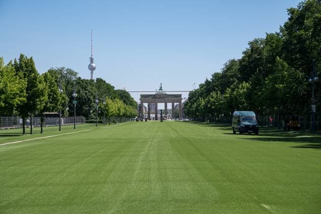 Bilder des Jahres 2024, News 05 Mai News Themen der Woche KW20 17.05.2024, Berlin, Deutschland, Europa - Gruener Kunstrasen auf der Fanmeile zur Fussball-EM (UEFA EURO 2024) vor dem Brandenburger Tor entlang der Strasse des 17. Juni in Tiergarten. *** 17 05 2024, Berlin, Germany, Europe Green artificial turf on the UEFA EURO 2024 fan mile in front of the Brandenburg Gate along Strasse des 17 Juni in Tiergarten