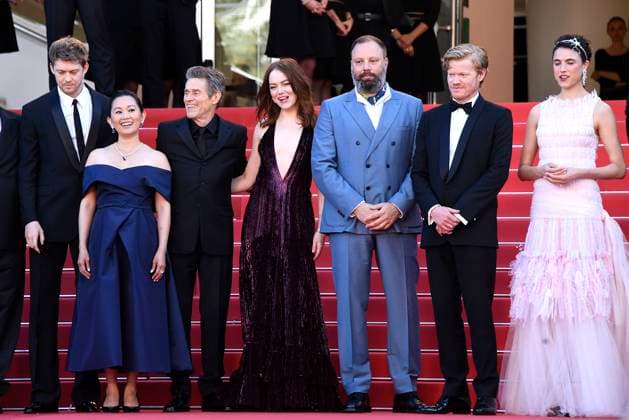 Joe Alwyn, Hong Chau, Willem Dafoe, Emma Stone, Yorgos Lanthimos, Jesse Plemons und Margaret Qualley bei der Kind of Kindness Film Premiere am 17.05.2024 in Cannes Cannes Film Festival 2024 -Kind of Kindness Filmpremiere