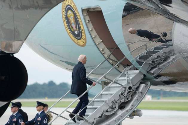 News Themen der Woche KW20 News Bilder des Tages President Joe Biden boards Marine One United States President Joe Biden boards Air Force One at Joint Base Andrews, MD, headed to Atlanta, GA to participate in campaign events, May 18, 2024. Credit: Chris Kleponis Pool via CNP Joint Base Andrews MD United States  Copyright: xPool ABACAx