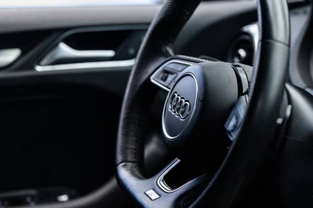 Das Logo des Autobauers Audi ist auf dem Lenkrad einer A3 Limousine zu sehen. Rottweil Baden-Württemberg Deutschland
