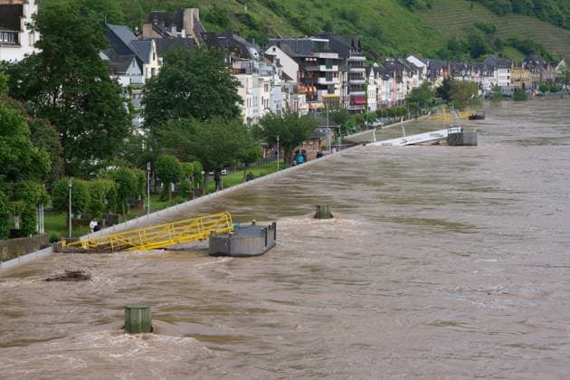 News Themen der Woche KW20 News Bilder des Tages Das Hochwasser der Mosel wird in Kürze über die Hochwasserschuzmauer in die Altstadt von Zell laufen Hochwasser an der Mosel *** The floodwater of the Moselle will soon run over the flood protection wall into the old town of Zell Floods on the Moselle DSC07692.jpg