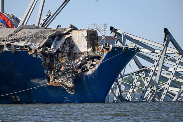 News Themen der Woche KW20 Entertaintment Bilder des Tages May 18, 2024, Baltimore, MD: A section of I-695 is still draped across the bow of the Dali following a planned explosion on May 13, 2024, that cut apart a section of steel truss from the Francis Scott Key bridge in Baltimore. Baltimore - ZUMAm67_ 20240518_zaf_m67_005 Copyright: xJerryxJacksonx