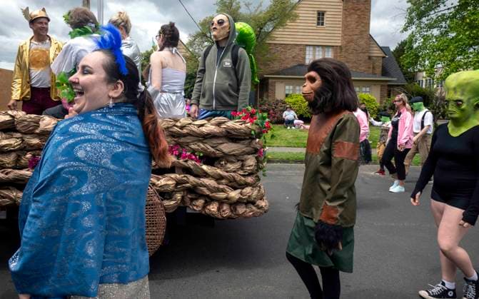 News Themen der Woche KW20 Entertaintment Bilder des Tages May 18, 2024 - McMinnville, Oregon, USA - The 24th Annual McMenamins UFO Festival commemorates the sighting of a UFO in 1950 by McMinnville farmer Paul Trent, who made several photos of a disc-shaped object hovering over his land. Mcminnville USA - ZUMAce6_ 20240518_zaf_ce6_031 Copyright: xBrianxCahnx