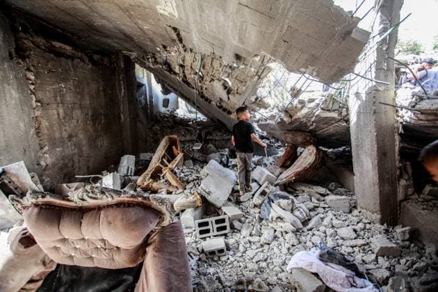 Bilder des Jahres 2024, News 05 Mai News Themen der Woche KW20 Entertaintment Bilder des Tages Palestinian Israeli Conflict in Jenin - 18 May 2024 A Palestinian inspects a damaged building following an Israeli airstrike in the West Bank Jenin refugee camp. The Israeli military says Khamisa, who was killed in an airstrike in the West Bank on Friday, is responsible for two shooting attacks on civilians. One of them in 2023 led to the killing of an Israeli man near a settlement in the West Bank. The armed Islamic Jihad movement said that Al-Khamisa was a commander in the Jenin Brigade. Palestinian health officials reported that eight people were injured in the raid. Jenin Palestine Copyright: xNasserxIshtayehx xSOPAxImagesx NIshtayeh10