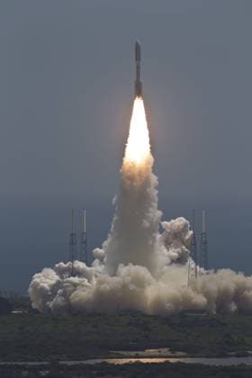 FLO10805232. Cabo Canaveral, Florida.- La Administración Nacional de Aeronáutica y del Espacio (NASA) de Estados Unidos lanzó hoy la sonda espacial Juno en una viaje de cinco anos a Júpiter, para analizar la estructura y composición del mayor planeta del sistema solar. La sonda, valuada en mil 100 millones de dólares, partió con éxito a las 12:25 horas (16:25 GMT) desde Cabo Canaveral, Florida, a bordo de un cohete Atlas V. Una vez en el espacio seguirá su rumbo por inercia y por atracción gravitatoria de los planetas. NOTIMEX FOTO NASA COR SCI CABO CAÑAVERAL FLORIDA ESTADOS UNIDOS EDITORIAL USE ONLY Copyright: xx NTX13008000 NASAx notimexpix338388