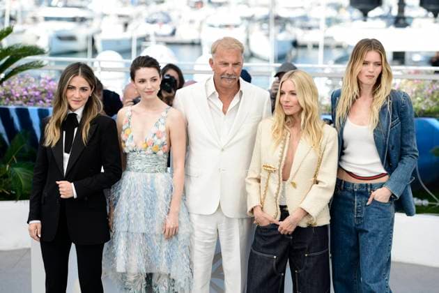 CANNES, FRANCE MAY 19 G D Isabelle FUHRMAN, actress, Ella HUNT, actress, Kevin COSTNER, director, producer, Sienna MILLER, actress, Abbey LEE, actress, during the photocall of the film Horizon An American Saga projected Hors Competition at the 77th Cannes Film Festival at the Palais des Festivals on May 19, 2024 in Cannes, France CELEBRITES 77eme Festival de Cannes Photocall 19 05 2024 ValentinaClaret Panoramic