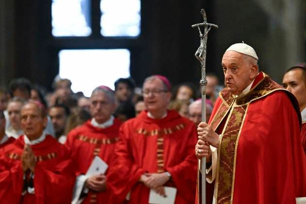 News Themen der Woche KW20 News Bilder des Tages **NO LIBRI** Italy, Rome, Vatican, 2024 5 19. Pope Francis leads a mass on Pentecost day at St Peter s basilica in The Vatican. Photograph by VATICAN MEDIA Catholic Press Photo  Copyright: xVATICANxMEDIAx xipa-agency.netx xVaticanxMediax IPA_Agency_IPA46254417
