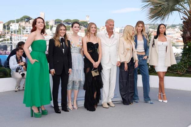 Jena Malone, Isabelle Fuhrman, Ella Hunt, Georgia MacPhail, Kevin Costner, Sienna Miller, Abbey Lee Kershaw und Wase Chief beim Photocall zum Kinofilm Horizon: An American Saga auf dem Festival de Cannes 2024 77. Internationale Filmfestspiele von Cannes am Palais des Festivals. Cannes, 19.05.2024