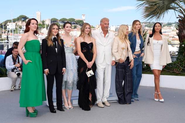 Jena Malone, Isabelle Fuhrman, Ella Hunt, Georgia MacPhail, Kevin Costner, Sienna Miller, Abbey Lee Kershaw und Wase Chief beim Photocall zum Kinofilm Horizon: An American Saga auf dem Festival de Cannes 2024 77. Internationale Filmfestspiele von Cannes am Palais des Festivals. Cannes, 19.05.2024