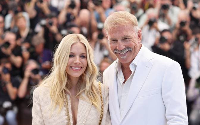 Photocall du film Horizon An American Saga lors du 77eme Festival International du Film de Cannes Kevin Costner et Sienna Miller Photocall du film Horizon An American Saga lors du 77eme Festival International du Film de Cannes le 19 mai 2024 Jacovides Moreau Bestimage Photocall for the film Horizon An American Saga at the 77th Cannes International Film Festival on 19 May 2024 Cannes France  Copyright: xJACOVIDES-MOREAUx xBESTIMAGExJACOVIDES-MOREAUx xBESTIMAGEx