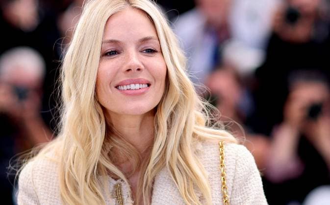 Entertainment Bilder des Tages Photocall du film Horizon An American Saga lors du 77eme Festival International du Film de Cannes Sienna Miller Photocall du film Horizon An American Saga lors du 77eme Festival International du Film de Cannes le 19 mai 2024 Jacovides Moreau Bestimage Photocall for the film Horizon An American Saga at the 77th Cannes International Film Festival on 19 May 2024 Cannes France  Copyright: xJACOVIDES-MOREAUx xBESTIMAGExJACOVIDES-MOREAUx xBESTIMAGEx