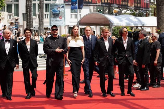 Cannes - Limonov - The Ballad Screening Mario Gianani, Lorenzo Gangarossa, Andrey Burkovskiy, Victoria Miroshnichenko, Kirill Serebrennikov, Ben Whishaw, Tomas Arana, Ilya Stewart and Dimitri Rassam attend the Limonov - The Ballad Red Carpet at the 77th annual Cannes Film Festival at Palais des Festivals on May 19, 2024 in Cannes, France. Photo by Shootpix ABACAPRESS.COM Cannes France  Copyright: xShootpix ABACAx