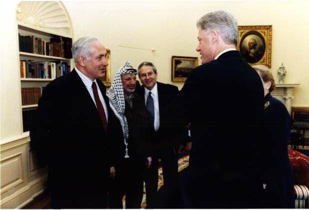 Archivbilder der Woche KW20 Clinton Welcomes Arafat and Netanyahu to the Wye River Summit United States President Bill Clinton meets with Prime Minister Binyamin Netanyahu and Palestinian Authority Chairman Yasser Arafat in the Oval Office in the White House in Washington, D.C. on Thursday, October 15, 1998. Pictured from left to right: Prime Minister Netanyahu; Chairman Arafat; Gamal Helal, the Interpreter; President Clinton; Secretary of State Madeleine Albright..Mandatory Credit: Barbara Kinney White House via CNP Washington District of Columbia United States of America EDITORIAL USE ONLY Copyright: xx BarbaraxKinneyx cnpphotos245544