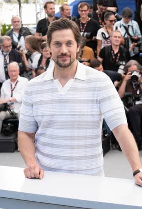 77eme Festival International du Film de Cannes Photocall du Film Les femmes au Balcon 77th International Cannes Film Festival Photocall with cast of Les femmes au Balcon movie Lucas Bravo 305181 2024 05 19 Cannes France  Copyright: xAnthonyxCarrelx xStarfacex STAR_305181_035