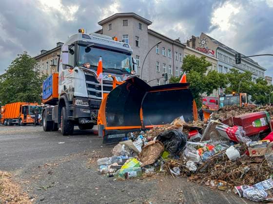 News Themen der Woche KW20 News Bilder des Tages Karneval der Kulturen 2024: Großputz nach dem Fest, Beim Karneval der Kulturen in Berlin bleibt am Ende eine Menge Arbeit. Ordnungskräfte und Reinigungsteams befreien Straßen und Plätze von Müll und Dreck.¨Um die großen Mengen an Abfall zu bewältigen, kommen sogar Räumfahrzeuge mit Räumschilden zum Einsatz, die sonst im Winterdienst verwendet werden. Berlin Berlin Deutschland *** Carnival of Cultures 2024 Big clean-up after the festival, At the Carnival of Cultures in Berlin, a lot of work remains at the end Law enforcement officers and cleaning teams clear streets and squares of garbage and dirt ¨In order to cope with the large amounts of waste, even clearing vehicles with clearing blades are used, which are otherwise used in w