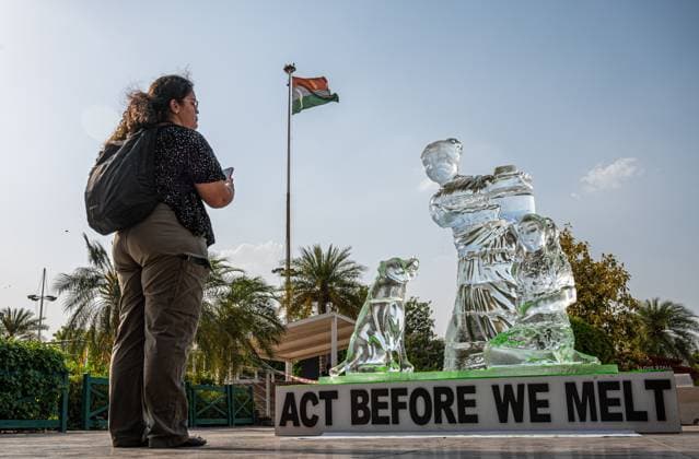 News Themen der Woche KW20 News Bilder des Tages May 19, 2024, New Delhi, India: A visitor takes a photo of the ice sculpture, melting under the heatwave in Delhi to show impact of heatwaves across the country, as part of a protest staged by a Greenpeace activist at Select City Mall in Saket. The 8 foot tall ice sculpture, showing a woman with a child and a dog, represents some of the most vulnerable communities affected by heatwaves and other extreme weather events. As it melts in the blazing Delhi sun, it sends a message Act Before We Melt Away urging the National Disaster Management Authority to declare heatwaves a national disaster. New Delhi India - ZUMAs197 20240519_aab_s197_023 Copyright: xPradeepxGaurx