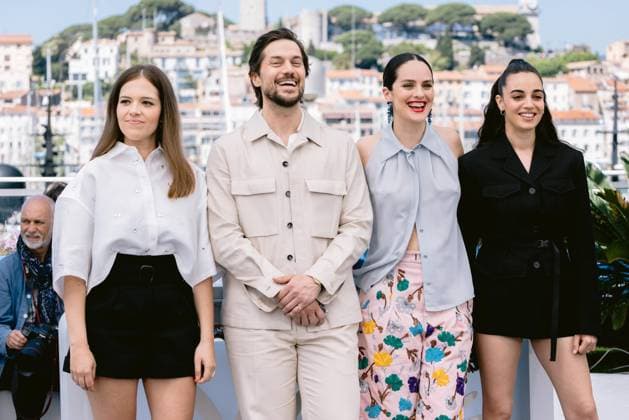 77eme Festival International du Film de Cannes Photocall with Les femmes au Balcon 77th International Cannes Film Festival Photocall with Les Femmes au Balcon movie cast 305196 2024 05 19 Alpes Maritimes Cannes France Merlant, NoÃ mie Bravo, Lucas Souheila yacoub Codreanu, Sandra  Copyright: xTerencexBaelenx STAR_305196_007