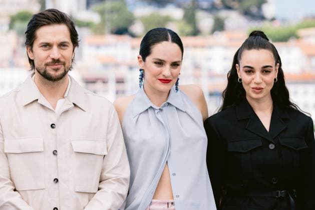 77eme Festival International du Film de Cannes Photocall with Les femmes au Balcon 77th International Cannes Film Festival Photocall with Les Femmes au Balcon movie cast 305196 2024 05 19 Alpes Maritimes Cannes France Merlant, NoÃ mie Bravo, Lucas Souheila yacoub Codreanu, Sandra  Copyright: xTerencexBaelenx STAR_305196_008