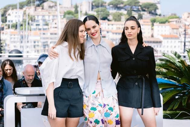 77eme Festival International du Film de Cannes Photocall with Les femmes au Balcon 77th International Cannes Film Festival Photocall with Les Femmes au Balcon movie cast 305196 2024 05 19 Alpes Maritimes Cannes France Merlant, NoÃ mie Souheila yacoub Codreanu, Sandra  Copyright: xTerencexBaelenx STAR_305196_010