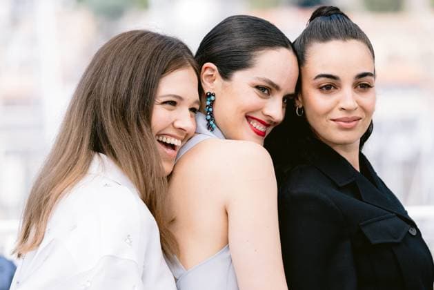 77eme Festival International du Film de Cannes Photocall with Les femmes au Balcon 77th International Cannes Film Festival Photocall with Les Femmes au Balcon movie cast 305196 2024 05 19 Alpes Maritimes Cannes France Merlant, NoÃ mie Souheila yacoub Codreanu, Sandra  Copyright: xTerencexBaelenx STAR_305196_015