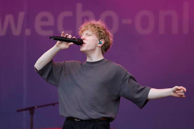 Entertainment Themen der Woche KW20 Entertainment Bilder des Tages 19.05.2024 Schloßgrabenfest 2024 SGF2024 mit Openair Musik Festival vom 16.5. - 19.5.2024. Live Musik auf 3 Bühnen und einem Club-Area. Innenstadtfest Schlossgrabenfest rund um das Residenzschloß auf der Echo-Bühne tritt TJARK (Deutsch Pop, Rap) auf Darmstadt Hessen Deutschland *** 19 05 2024 Schloßgrabenfest 2024 SGF2024 with open-air music festival from 16 5 19 5 2024 Live music on 3 stages and a club area City center festival Schlossgrabenfest around the Residenzschloß on the Echo stage TJARK performs German pop, rap on Darmstadt Hesse Germany