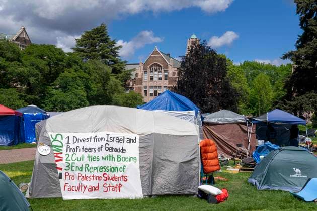 News Themen der Woche KW20 News Bilder des Tages May 19, 2024, Seattle, Washington, USA: About 60% of the student protest encampment remains in the so-called Popular University for Gaza Liberated Zone after protesters reached an agreement with the administration in the Quad on the University of Washington campus in Seattle, Washington, USA, on Sun., May 19, 2024. On Friday it was announced that the protesters had reached an agreement with the university to end the encampment after nearly a month of protest. At it s peak, the encampment had more than 130 tents. Some of the concessions from the university include: scholarships for displaced Palestinian students from Gaza, more transparency about the university s investments, and that the UW Board of Regents divestment committee would ta - ZUMAb344 20240519_znp_b344_010 Copyright: xScottxBrauerx