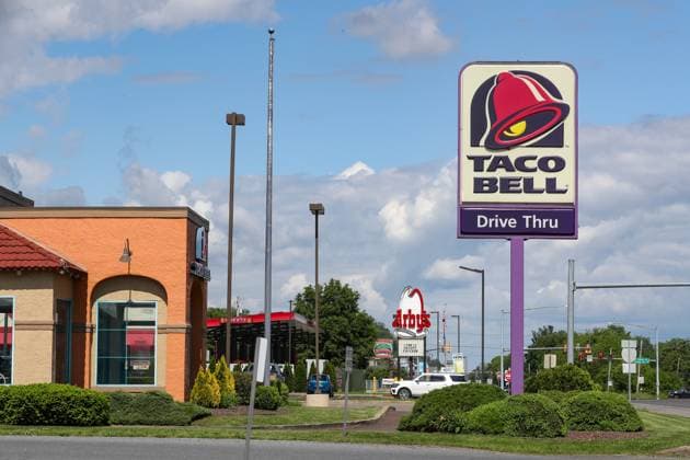 Fast Food and Casual Dining Restaurants in Bloomsburg - 19 May 2024 The logo for Taco Bell is seen on the sign outside of the fast food restaurant. Bloomsburg United States Copyright: xPaulxWeaverx xSOPAxImagesx PWeaver-FF-240519-15