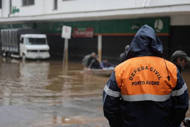 News Themen der Woche KW20 PORTO ALEGRE, RS - 19.05.2024: POST-FLOOD CLEANING IN PORTO ALEGRE - Flooding in Porto Alegre, cleaning day on the streets of the city center, this Sunday, 19th. Civil Defense of Porto Alegre. x2540795x  CarlosxQuadros