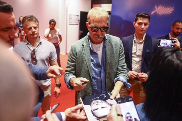May 20, 2024, Cannes, France: Kevin Costner meets with fans after attending the Horizon: An American Saga press conference at the 77th annual Cannes Film Festival at Palais des Festivals on May 20, 2024 in Cannes, France. Cannes France - ZUMAz156 20240520_zip_z156_016 Copyright: xBeataxZawrzelx