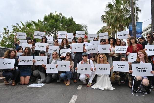 Bilder des Jahres 2024, Entertainment 05 Mai Entertainment Themen der Woche KW21 Entertainment Bilder des Tages Cannes 2024 Demonstration Guerrieres De La Paix Lubna Azabal, Louise Aubery, Hanna Assouline, Valerie Donzelli, Laetitia Eido at a feminist demonstration for peace by Guerrieres de la Paix association (Warriors For Peace) during the 77th Cannes Film Festival in Cannes, France on May 20, 2024. Photo by Julien Reynaud APS-Medias ABACAPRESS.COM Cannes France  Copyright: xReynaudxJulien APS-Medias ABACAx