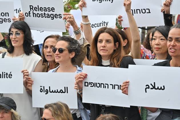 Cannes 2024 Demonstration Guerrieres De La Paix EXCLUSIVE. Laetitia Eido at a call for peace and justice from women of Cinema industry organized by Les Guerrieres de la Paix association (Warriors For Peace) during the 77th Cannes Film Festival in Cannes, France on May 20, 2024. Photo by Julien Reynaud APS-Medias ABACAPRESS.COM Cannes France  Copyright: xReynaudxJulien APS-Medias ABACAx