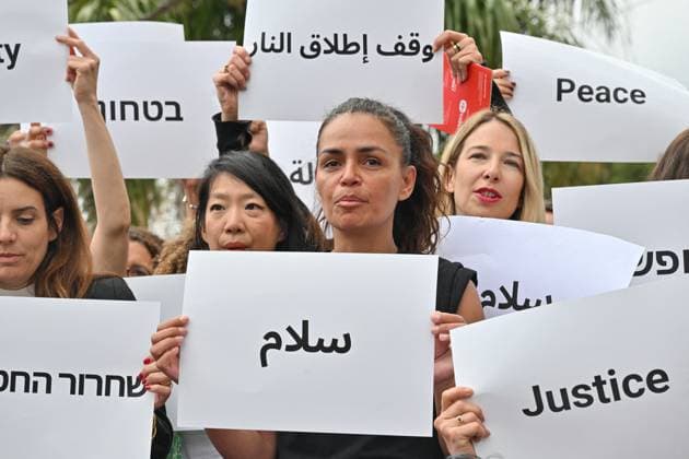 Cannes 2024 Demonstration Guerrieres De La Paix EXCLUSIVE. Feminist demonstration for peace by Guerrieres de la Paix association (Warriors For Peace) during the 77th Cannes Film Festival in Cannes, France on May 20, 2024. Photo by Julien Reynaud APS-Medias ABACAPRESS.COM Cannes France  Copyright: xReynaudxJulien APS-Medias ABACAx