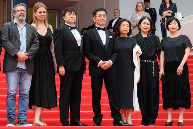 Entertainment Bilder des Tages Cannes Palme D Or Winner Studio Ghibli Red Carpet NG Vincent Maraval, Livia Van Der Staay, Kenichi Yoda, and Goro Miyazaki attending the ?Palme D Or Winner Studio Ghibli? Screening and Red Carpet at Palais Des Festivals in Cannes, France on May 20 2024 as part of the 77th Cannes Film Festival. Photo by Nicolas Genin ABACAPRESS.COM Cannes France  Copyright: xGeninxNicolas ABACAx