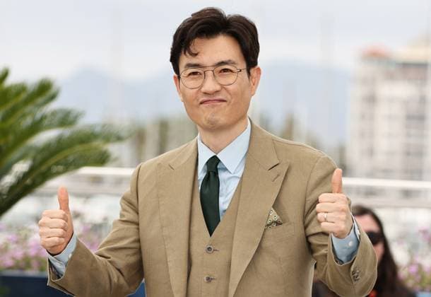 (240520) -- CANNES, May 20, 2024 -- Director Ryoo Seung-Wan poses during a photocall for the film Veteran 2 at the 77th Cannes Film Festival in Cannes, southern France, May 20, 2024. ) FRANCE-CANNES-FILM FESTIVAL-VETERAN 2 GaoxJing 
