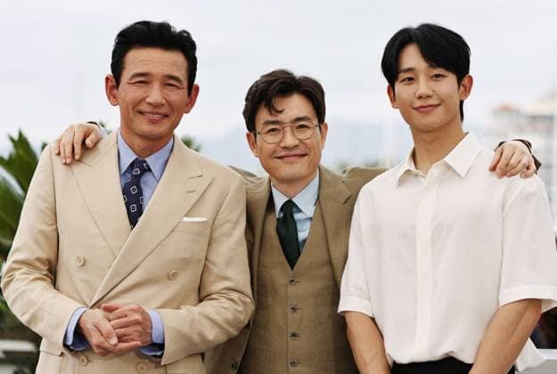 (240520) -- CANNES, May 20, 2024 -- Actor Hwang Jung-Min (L), director Ryoo Seung-Wan (C) and actor Jung Hae-In pose during a photocall for the film Veteran 2 at the 77th Cannes Film Festival in Cannes, southern France, May 20, 2024. ) FRANCE-CANNES-FILM FESTIVAL-VETERAN 2 GaoxJing 