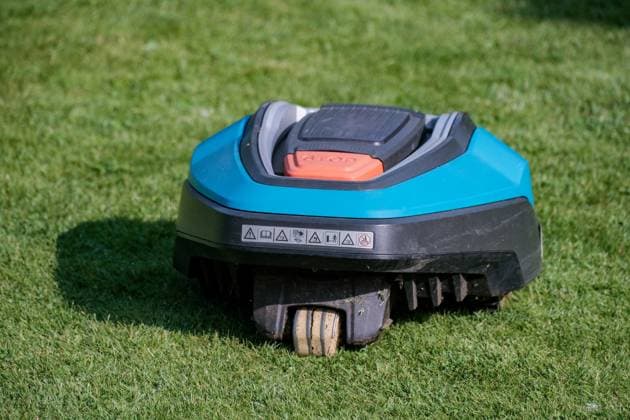 Dormagen 20.05.2024 Rasenmäher Gardena Rasenmähroboter Rasenroboter Gartenarbeit verdorrte vertrocknete Rasenfläche Sommertrockenheit R40Li Li-ion Akkubatterie Akkubetrieb kabelloser Insekten Rasen Garten Insekten Mähroboter Dormagen Nordrhein-Westfalen Deutschland *** Dormagen 20 05 2024 lawn mower Gardena robot lawn mower robot lawn mower gardening withered dried up lawn summer dryness R40Li Li ion rechargeable battery cordless insect lawn garden insect robot lawn mower Dormagen North Rhine-Westphalia Germany