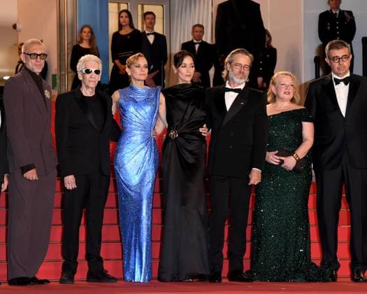 Entertainment Bilder des Tages Cannes, 77th Cannes Film Festival 2024, Red carpet film The Shrouds (Les Linceuls) In the photo: Vincent Cassel, Diane Kruger, Anthony Vaccarello, Sandrine Holt, David Cronenberg, Martin Katz  Copyright: xAlbertoxTerenghix xipa-agency.nex xPoolxPhotoxEventsx03x IPA_Agency_IPA46323843