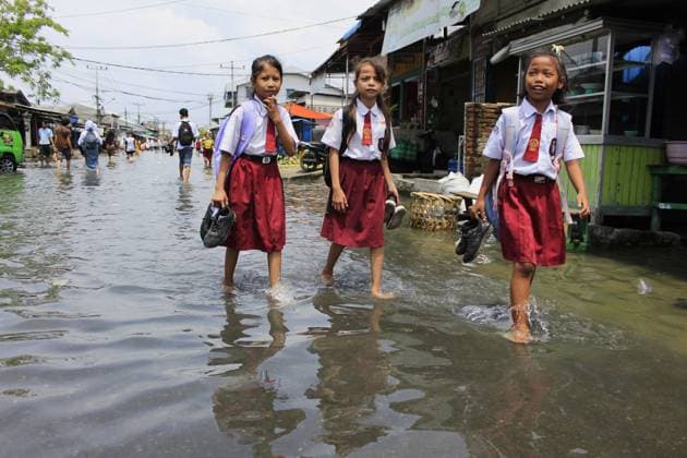 News Themen der Woche KW21 News Bilder des Tages May 20, 2024, Medan Selayangh, North Sumatra, Indonesia: Three school girls wade through flooded streets holding their shoes, after residential areas were submerged in flash floods. The Meteorology, Climatology and Geophysics Agency stated that flooding in the coastal area of Belawan City due to high tides. Medan Selayangh Indonesia - ZUMAb261 20240520_zip_b261_004 Copyright: xKartikxBymax