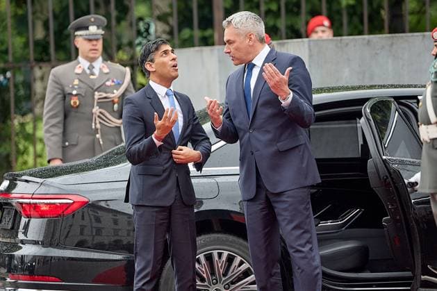 News Themen der Woche KW21 News Bilder des Tages - Wien - 21.05.2024 - Heute am Morgen empfing der österreichische Bundeskanzler den Premierminister des Vereinigten Königreiches von Großbritannien und Nordirland zu einem offiziellen Besuch in Wien. Eines der Themen war die Migration. PHOTO: Der österreichische Bundeskanzler Karl Nehammer (R) empfing den britischen Premierminister Rishi Sunak (L) mit militärischen Ehren vor dem Bundeskanzleramt am Ballhausplatz. Vienna (Austria) - This morning the Austrian Chancellor received the Prime Minister of the United Kingdom of Great Britain and Northern Ireland on an official visit to Vienna. One of the topics was migration. Britischer Premier auf Arbeisbesuch in Wien *** Vienna 21 05 2024 This morning the Austrian Chancellor received the 
