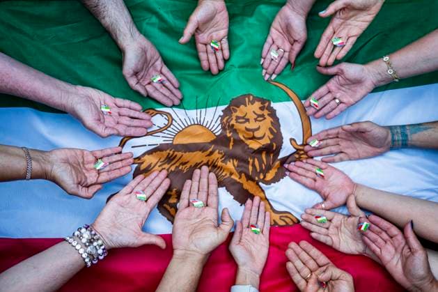 News Themen der Woche KW21 News Bilder des Tages Eksil-iranere jubler foran den iranske ambassaden Oslo 20240520. Eksil-iranere feirer foran den iranske ambassaden i Oslo etter at den iranske presidenten Ebrehim Raisi dode i en helikopterulykke. Presidenten omkom i en helikopterstyrt vest i Iran sondag. Ogsa landets utenriksminister Hossein Amir-Abdollahian mistet livet i ulykken. Dodsbudskapet har blitt feiret av iranere bade i Norge og i resten av verden. Foto: Javad Parsa NTB Oslo Norge csfvkV6kLlI EDITORIAL USE ONLY Ref:_POLcsfvkV6kLlI.jpg *** Exiled Iranians celebrate in front of the Iranian embassy Oslo 20240520 Exiled Iranians celebrate in front of the Iranian embassy in Oslo after Iranian President Ebrehim Raisi died in a helicopter crash The president died in a helicopter  Copyright: xJavadxParsax xNTBx