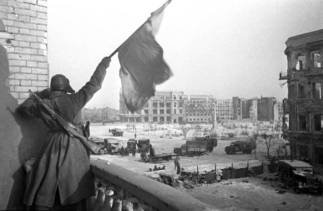 Archivbilder der Woche KW21 STALINGRAD VICTORY FLAG 137428 31.01.1943 The Victory flag hoisted after the Battle of Stalingrad, World War Two, 1943. Zelma Sputnik Volgograd Russia  Copyright: xZelmax
