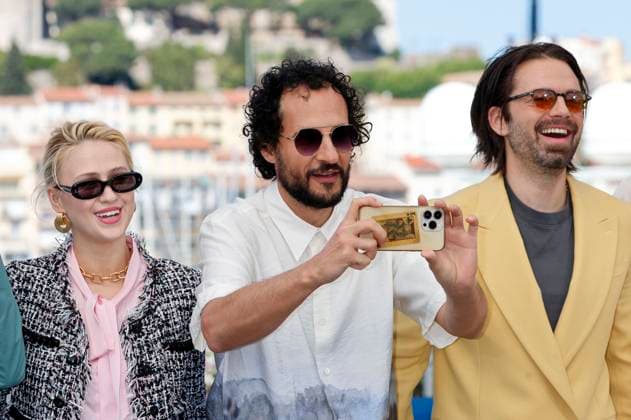 Maria Bakalova, Ali Abbasi und Sebastian Stan beim Photocall zum Kinofilm The Apprentice auf dem Festival de Cannes 2024 77. Internationale Filmfestspiele von Cannes am Palais des Festivals. Cannes, 21.05.2024