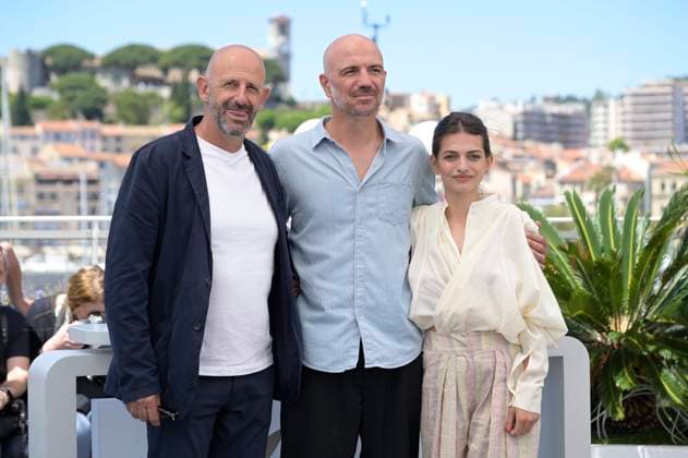 CANNES, FRANCE MAY 21 G D Saveriu SANTUCCI, Alexandre JOANIDES, Ghjuvanna BENEDETTI during the photocall of the film Le Royaume competing in the Un Certain Regard selection at the 77th Cannes Film Festival at the Palais des Festivals on May 21, 2024 in Cannes, France CELEBRITES 77eme Festival de Cannes Photocall 21 05 2024 ValentinaClaret Panoramic 
