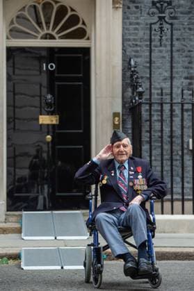 News Themen der Woche KW21 News Bilder des Tages May 21, 2024, London, England, United Kingdom: BERNARD MORGAN (98), RAF Sergeant, who was a 20-year-old code and cipher operator with the 2nd Tactical Air Force deployed to Gold Beach, arrives at 10 Downing Street as part of the 80th anniversary of D-Day commemoration. London United Kingdom - ZUMAk172 20240521_zip_k172_042 Copyright: xThomasxKrychx